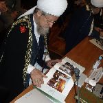 Муфтий ЦДУМ (Уфа) Талгат Таджуддин рассматривает альбом, посвящённый Шейху-уль-Ислам Аллахшукюр Паша-заде (Азербайджан)