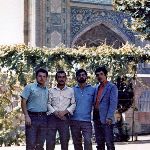 С друзьями Ибрагимом Суховым, Абдуллой Галиуллиным и Нафигуллой Ашировым во дворе нашего общежития «Телля-шейх»