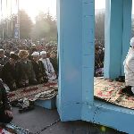 Огромная площадь собирает мусульман, подсчитать точное количество которых не представляется возможным. Некоторые называют цифру от 50 до 100 тысяч человек. Привык ли к этому муфтий Киргизии Мураталы-ажы Жуманов?