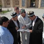 Дамир-хазрат Мухетдинов подарил литературу, изданную ИД «Медина», имаму мечети при зиярате шейха Накшбанда
