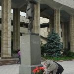 У памятника А.С. Пушкина в Бишкеке, 6 июня 2009 г.