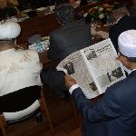 Газета «Медина» уже стала ведущим масс-медиа мусульман СНГ. Зам муфтия Киргизии Лугмар Гуахунов читает Интервью со своим лидером Муратали хаджи Жумановым, который сидит впереди