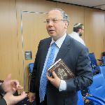 Директор Фонда межэтнического взаимопонимания Марк Шнайер с украинским переводом Корана Валерия Басырова в руках