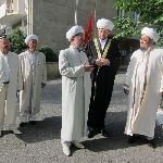 Муфтий Кыргызстана Чубак ажы Жалилов (крайний справа) и Дамир Мухетдинов (второй справа)