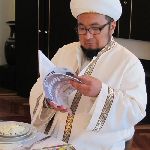 Муфтия Чубака ажы Жалилова знакомят с выпускаемыми изданиями ИД Медина