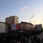 Заполненные людьми улицы во круг Московской Соборной мечети