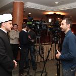Заместитель председателя СМР Рушан Аббясов рассказывает журналистам о Форуме