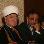 Муфтий шейх Равиль Гайнутдин (слева) и директор департамента международных связей министерства по делам религий Турции Мехмет Пачаджи (справа)