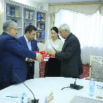 �������